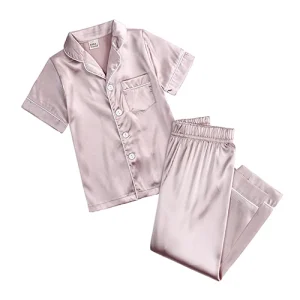 Enfant portant pyjama luxueux
