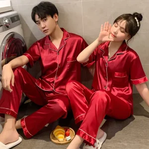 Pyjama en satin de soie rouge pour couple, boutonné