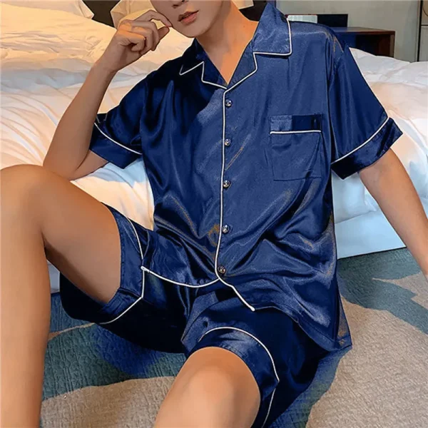 Pyjama en soie luxueux