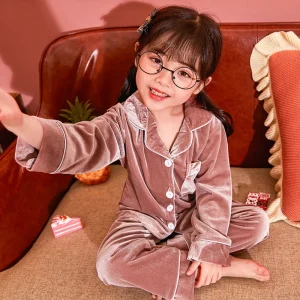 Enfant souriant en pyjama rose